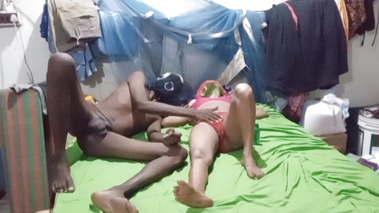 Padosi desi aunty ki chut mein ungali kiya bade maje se