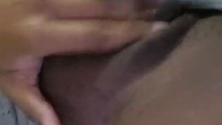 Schwarzes Schätzchen mit riesigen Titten masturbiert