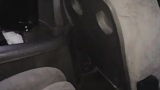 Busfahrerin fickte haariges muschimädchen, während niemand im bus gewesen war, und gab ihrem schwanz zum lutschen