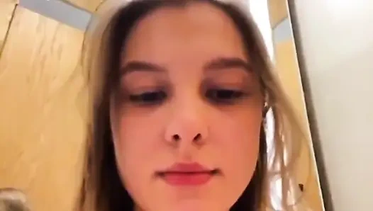 Первая публичная мастурбация крупным планом