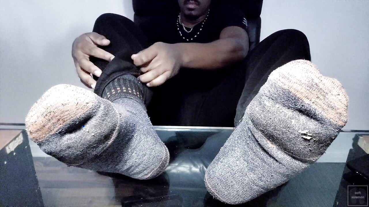 Izlažem svoje svijetle muške tabane (2025.)