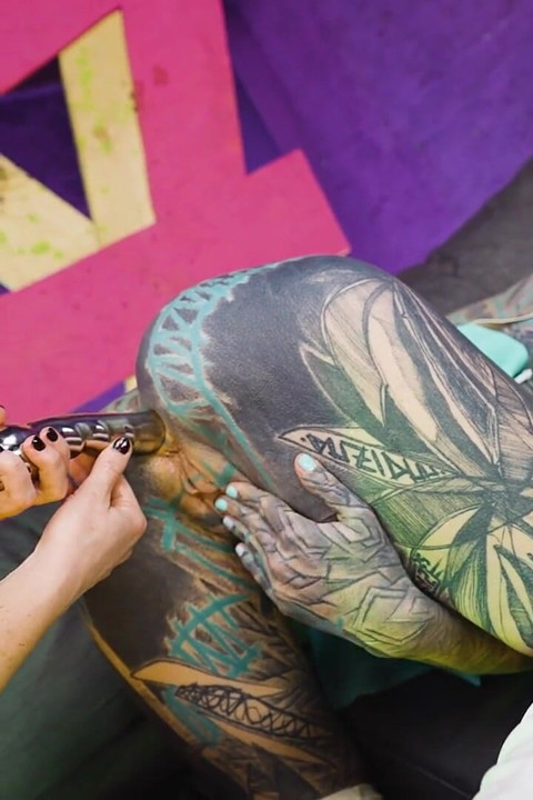 Duas gostosas de látex e salto alto usando brinquedo de metal grande juntos, atp, anal gapes, lésbica