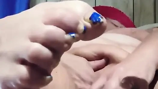 Masukin memeknya pakai dildo sampai dalam banget?