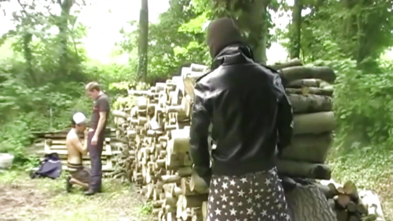 เกย์หนุ่มโดนเย็ดในป่าโดยหนุ่มดับเพลิง