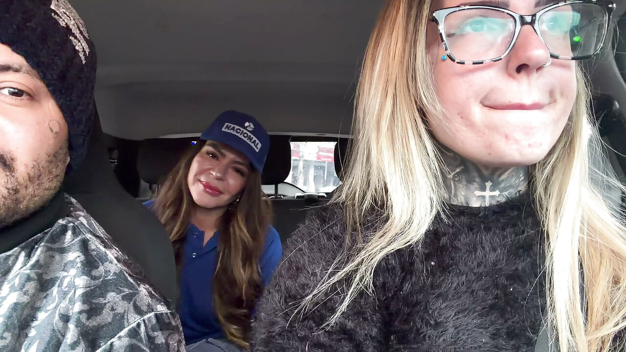 Cuckold-ul soțului meu a ieșit din mașină și am chemat pe băiatul de la benzinărie să mă futa, iar ea a acceptat, a urcat în mașină și era atât de excitată încât era complet goală.