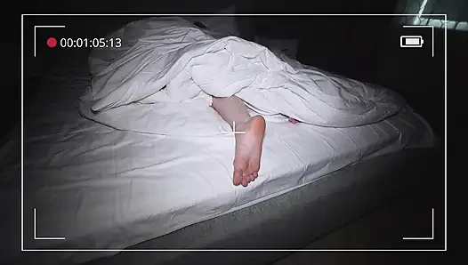 Сводный брат любит приходить ночью, чтобы трахнуть его сводных сестер