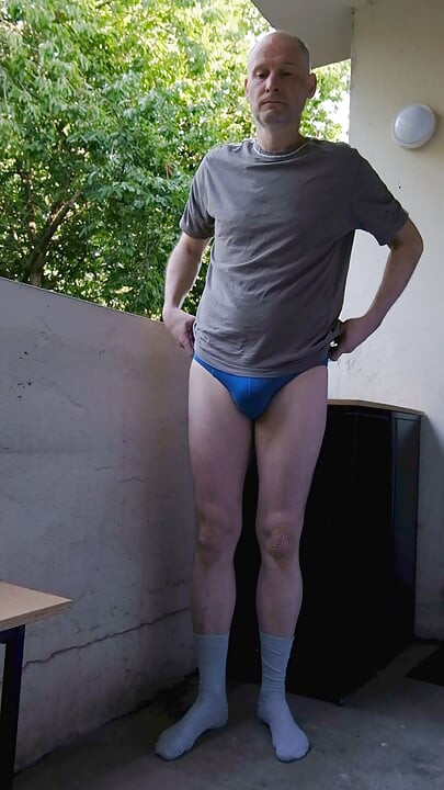 Un branleur excité dehors sur un balcon branle une bite incutée en se déshabille et montre son trou du cul fièrement s’exhibant