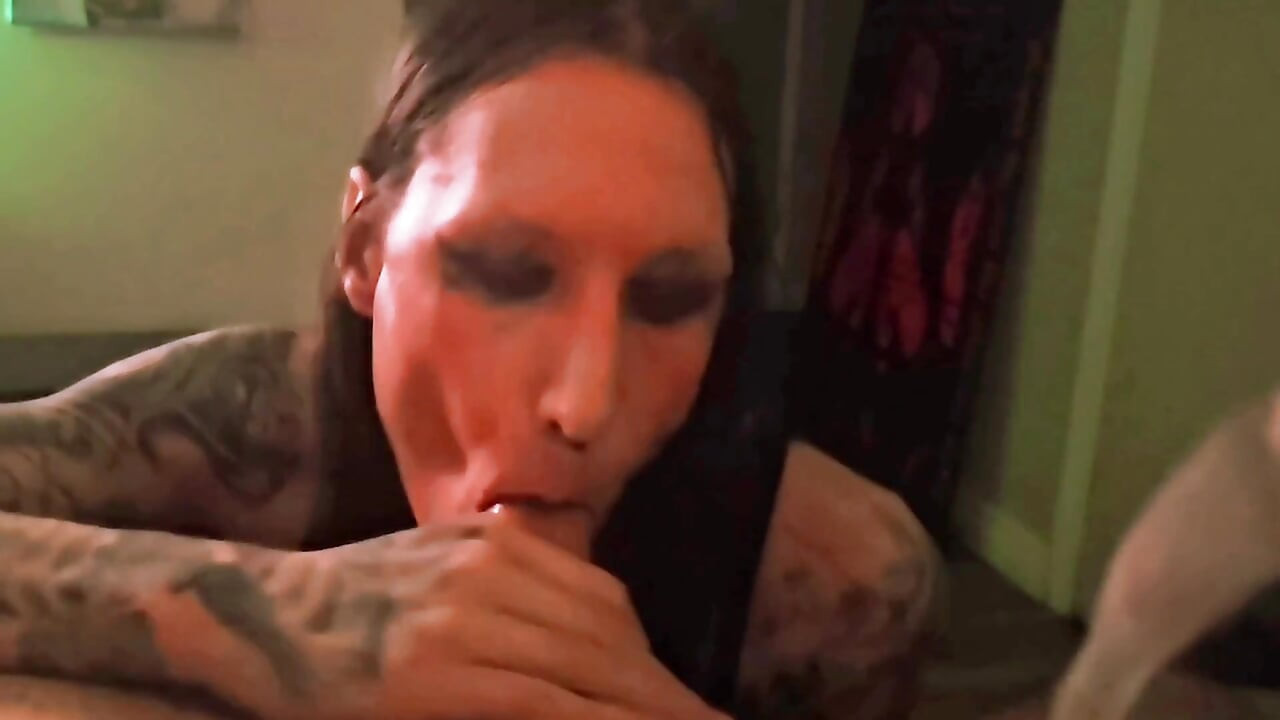 Chupando para facial e depois gozada no banheiro.