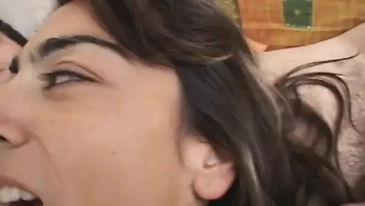 Pantat milf brunette disetubuhi oleh dua pria