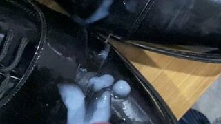 Sborra sulle scarpe lucide da lavoro di mio padre