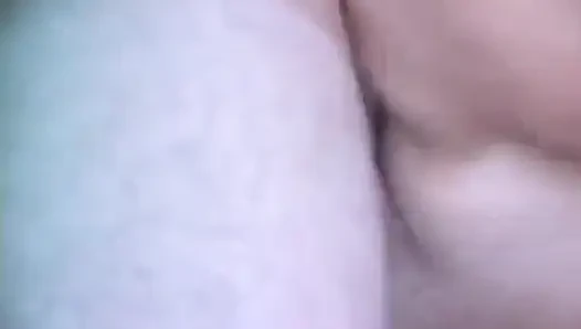 Deri ceketli azgın genç esmer emiyor ve iki yarak alıyor