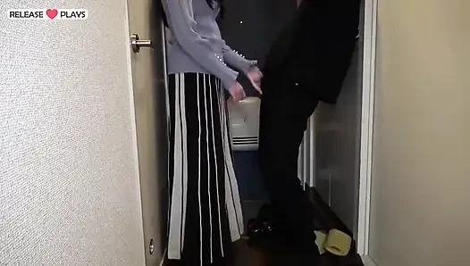 Unzensierter Heimbesuch enthüllt. eine vertraute schlanke verheiratete schönheit während der abwesenheit ihres ehemanns