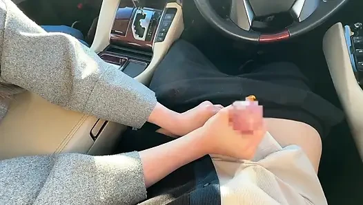 Eine schöne verheiratete Frau, die mich sogar bei der Arbeit mit Händen und Mund zum Kommen bringt