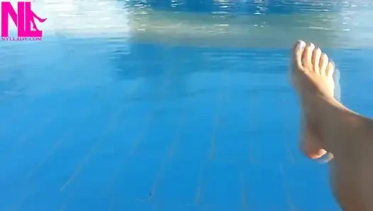 Босая дрябля в воде у бассейна