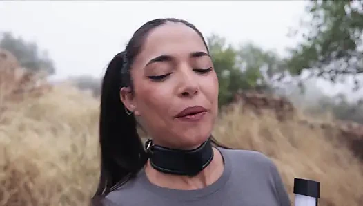 Muhteşem İspanyol tanrıça bir zeytinlik tarafından sidik oyunu için götünü cezalandırıyor ve bağlıyor