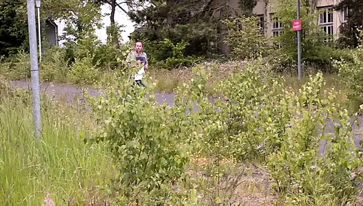 Сексуальная брюнетка с большой задницей наслаждается жестким трахом на улице в ее широкую киску