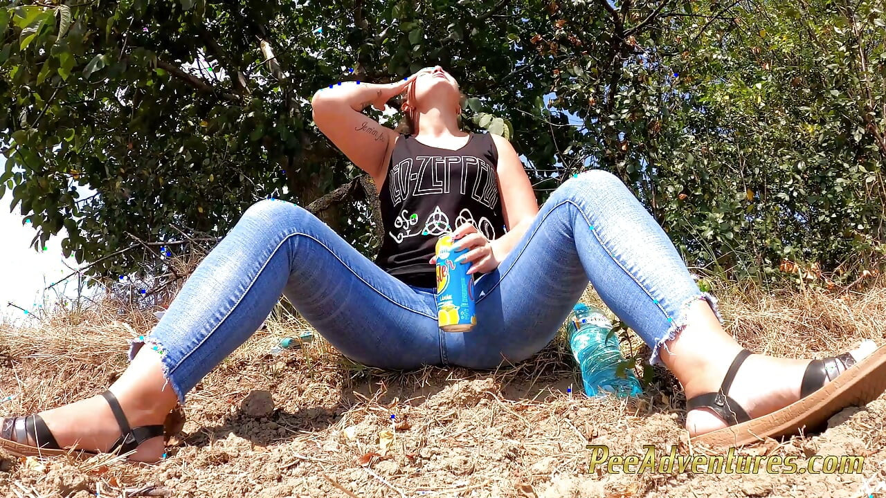 Gordinha falando no telefone com seu namorado fazendo xixi em seus jeans
