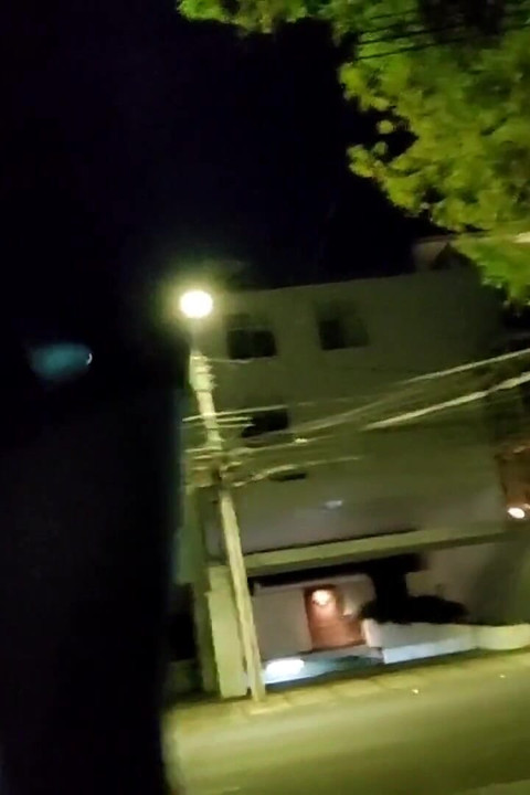 娘娘腔变装者在外面走动, 她的屁股里有一个振动器, 还有一个微型贞操笼