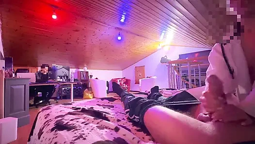 Arkadaşım 13 dakika boyunca yarağımı azdırıyor, oda arkadaşım izlerken defalarca boşalmamı durduruyor - patlayıcı son bakış açısı