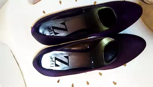 Pump porn video – HeelGoddess's purple pumps pissed
