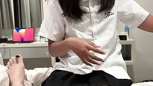 18-jährige thailändische studentin in uniform wird von einem großen weißen schwanz hart gefickt und kommt auf ihr gesicht