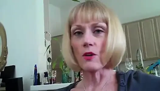Melanie seksi bejat: muasin memekku pakai memekku!