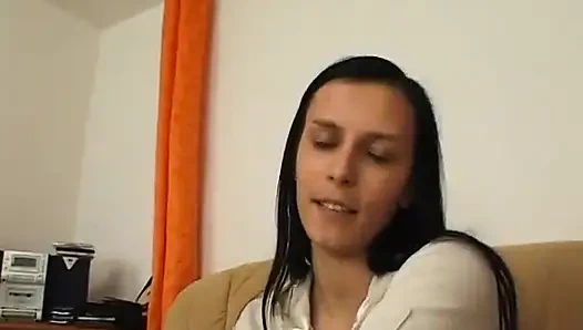 Esmer güzel bakış açısıyla sakso çekmeden önce mastürbasyon yapıyor