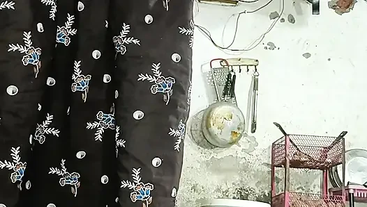 Genç üvey erkek kardeşinin arazisinde ata binen yaşlı üvey kız kardeşin Hintçe sesi