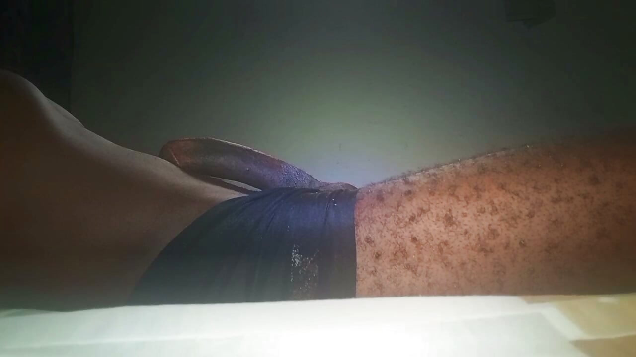 巨型黑屌猛干床铺，射出极端强烈的精液，巨大BBC男榨他那根怪物鸡巴