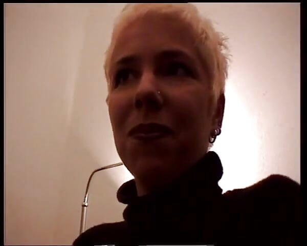 Dit is een Duitse dame die graag groot speelgoed gebruikt en weet hoe ze moet klaarkomen