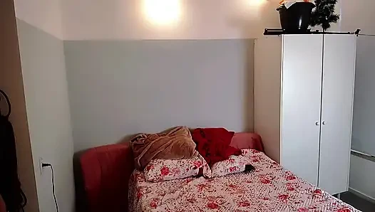 Üvey anne mutfağı temizliyor, yaramaz üvey oğul kokluyor, büyük zenci.