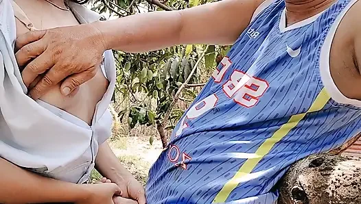 GADIS SEKOLAH 18 TAHUN NGENTOT DI DEPAN UMUM OLEH AYAH TIRI SEBELUMNYA