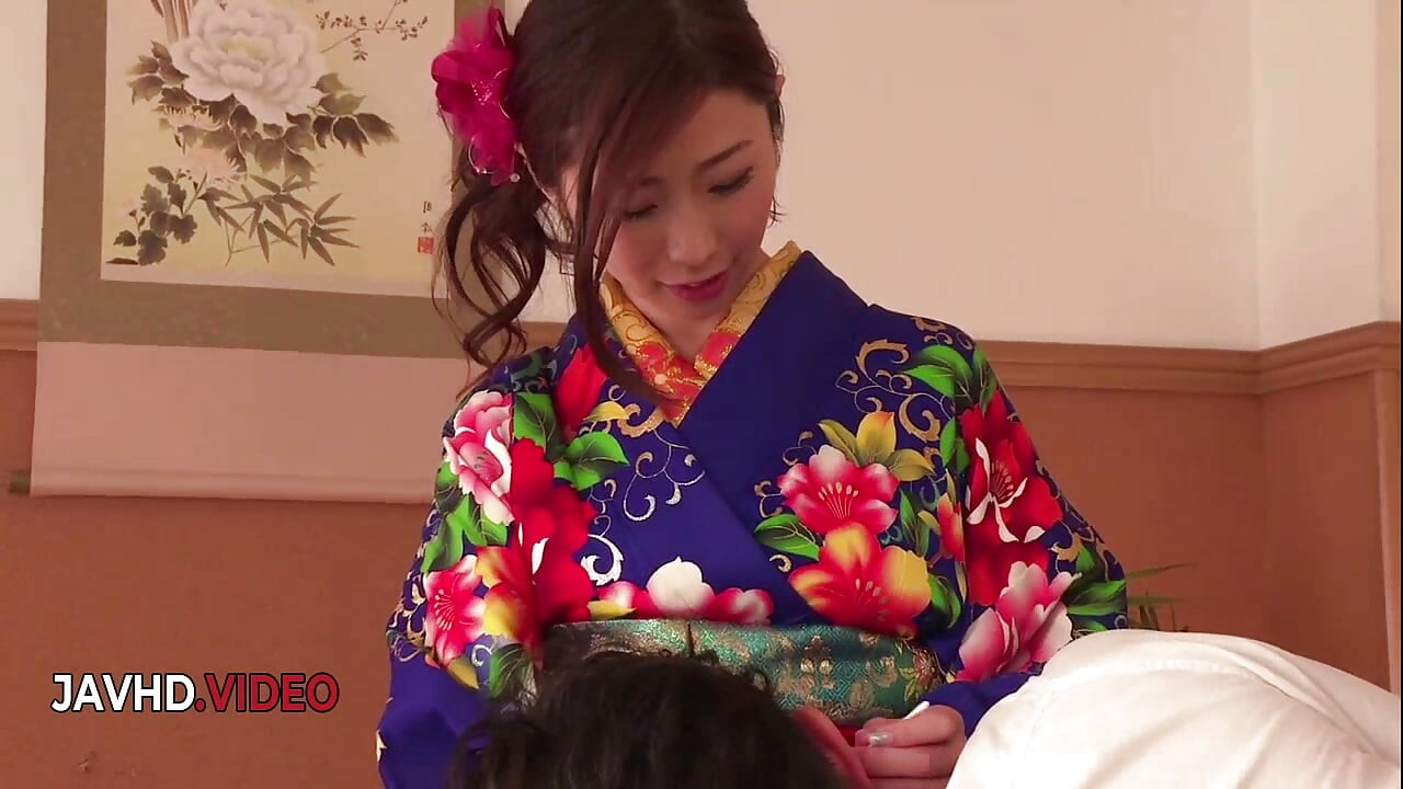 Ayumi Shinoda Sizzles en kimono con impresionante actuación de mamada en vivo en la cámara