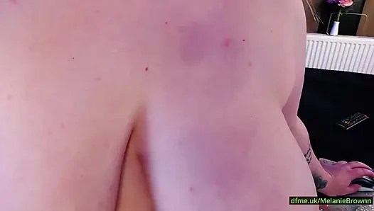 Gerçekmiş gibi hissettiren edepsiz sohbet. Vahşi kız tek başına kamera, ayaklar, göz alıcı bacaklar!