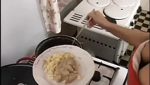 Amatör ev hanımı mutfakta büyük bir yarakla götten sikiliyor ve boşalıyor