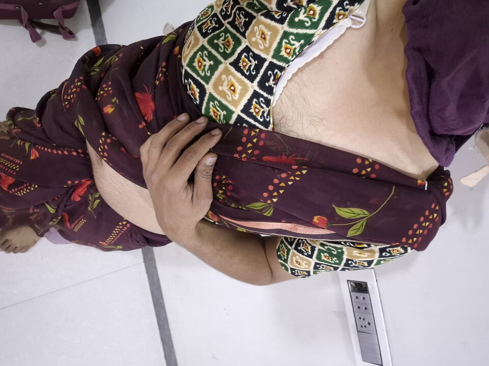 GAY CROSSDRESSER IN SAREE ROUGHLY INSERT BOTTLE IN HIS TIGHT ASS