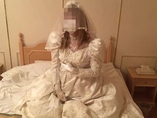 Gaun perkahwinan melancap di atas katil