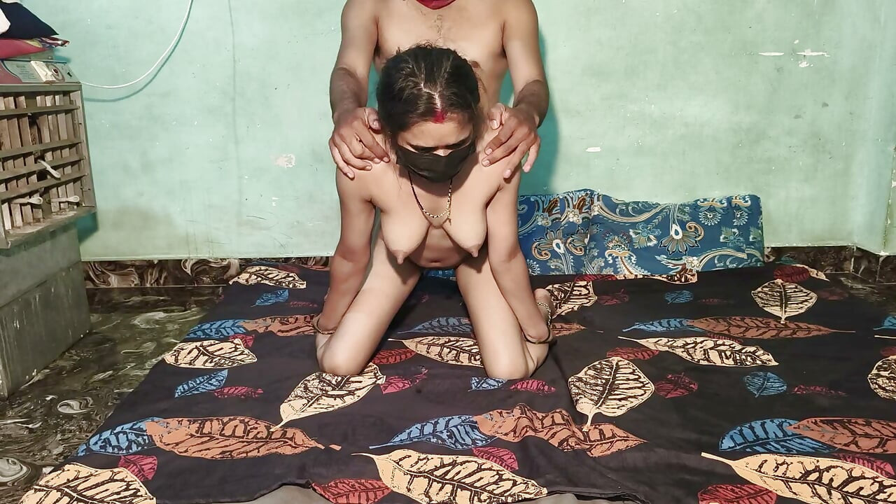 Sex indien desi : une jeune indienne de 18 ans, son petit ami baise sa copine, magnifiques filles, première fois, amour de copine