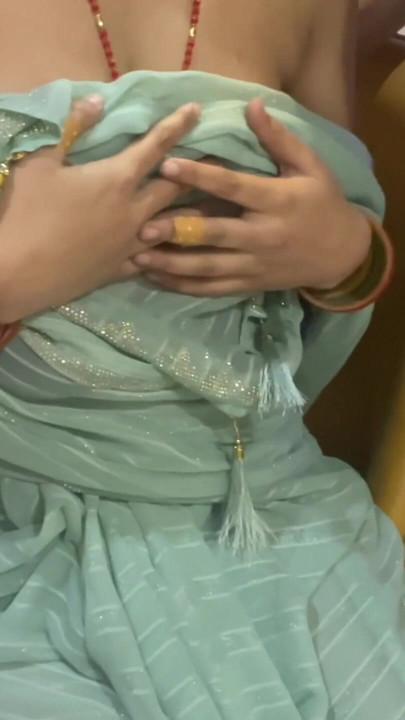 Alisha Bhabhi ko Galti se Mobile Mein Porn Dikh Gayi aur Devar Ne Pakad Liya.... | Clip 1