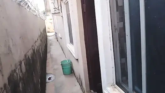 Mantan pacarnya datang untuk mengunjunginya melihat dia telanjang dan kontolnya berdiri