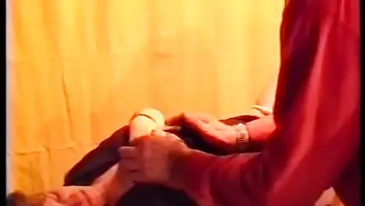 Bu Alman sürtüğün yaşlı adam tarafından parmaklanıp sikilmesini izle