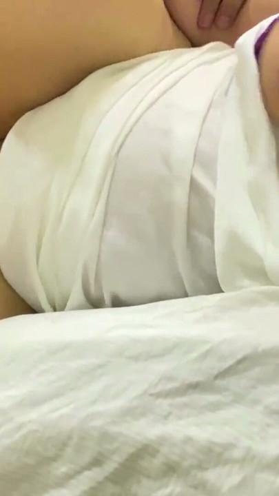 뒤에서 거유로 새엄마 따먹기 침대에서 튀는 그녀의 거유 | 클립 1