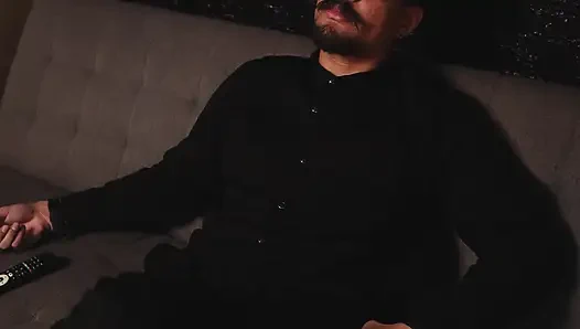 Я плачу модели, чтобы она составляла мне компанию, и мы трахаемся всю ночь