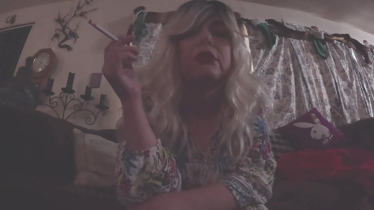 Перекур Шерил, думая о твоем члене