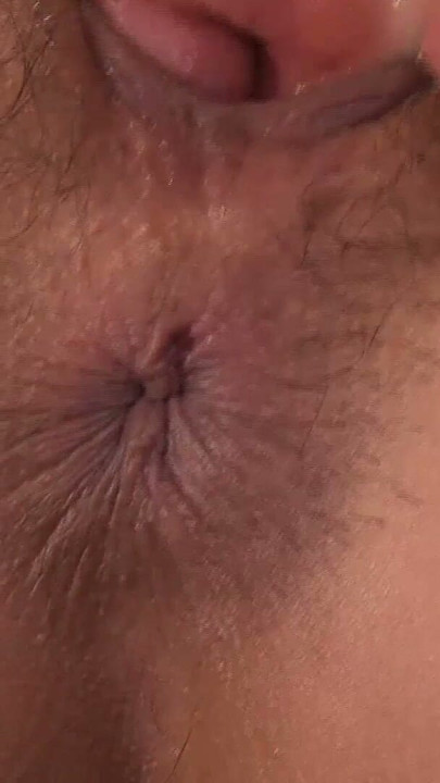Notgeile Japanerin besorgt es 2 Schwaenzen mit den Fuessen und wird dann gefistet | Clip 2