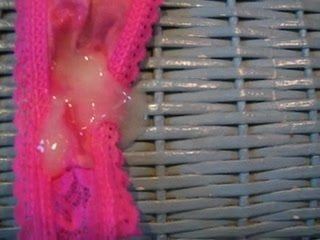 Cumming en la tanga rosa manchada de la hijastra