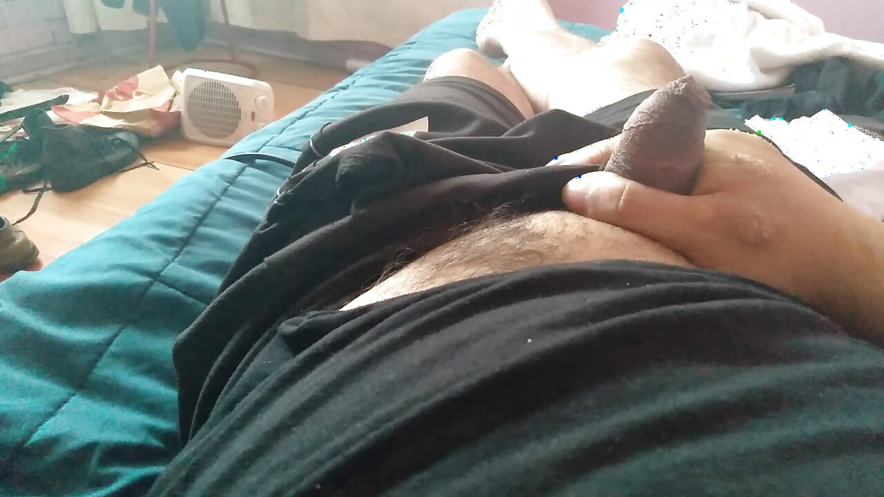 魅力的な男がペニスで激しくオナニーする