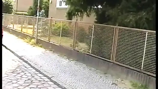 Kıllı sarışın piliç açık havada amını havuçla dolduruyor