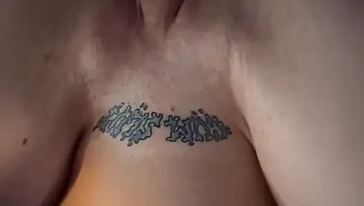 Yaramaz üvey anne kocasını oğullarıyla aldatıyor üvey baba