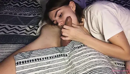 Genç üvey kız tatlı sakso çekiyor ve tüm dölümü yutuyor
